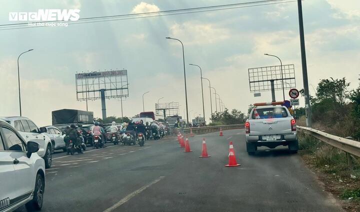 Nhiều cao tốc, quốc lộ ph&iacute;a Nam &ugrave;n tắc, người d&acirc;n loay hoay t&igrave;m đường về nh&agrave;- Ảnh 2.