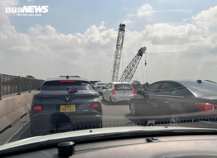 Nhiều cao tốc, quốc lộ ph&iacute;a Nam &ugrave;n tắc, người d&acirc;n loay hoay t&igrave;m đường về nh&agrave;- Ảnh 3.