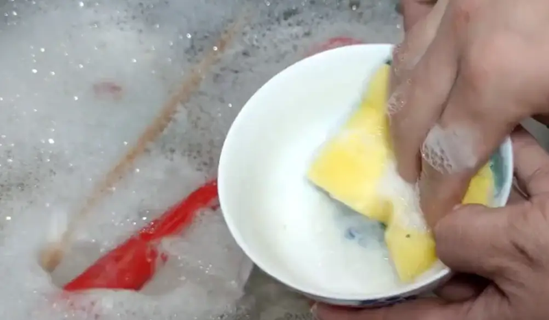 Ng&agrave;y c&agrave;ng nhiều người mắc ung thư, b&aacute;c sĩ cảnh b&aacute;o: Rửa b&aacute;t theo th&oacute;i quen n&agrave;y, bạn c&oacute; đang 