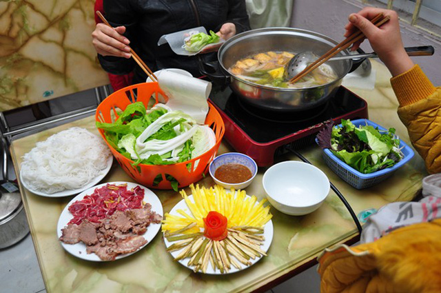 B&aacute;c sĩ Bệnh viện Bệnh Nhiệt đới Trung ương cảnh b&aacute;o: Th&oacute;i quen ăn lẩu dễ &ldquo;rước bệnh&rdquo;- Ảnh 1.