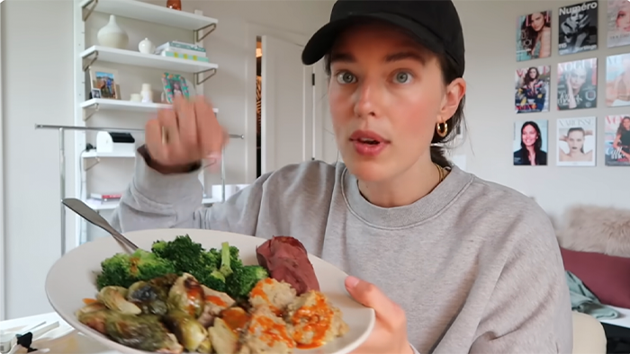 Thi&ecirc;n thần Victoria's Secret giảm 18kg sau sinh m&agrave; vẫn ăn đủ 3 bữa 1 ng&agrave;y- Ảnh 4.