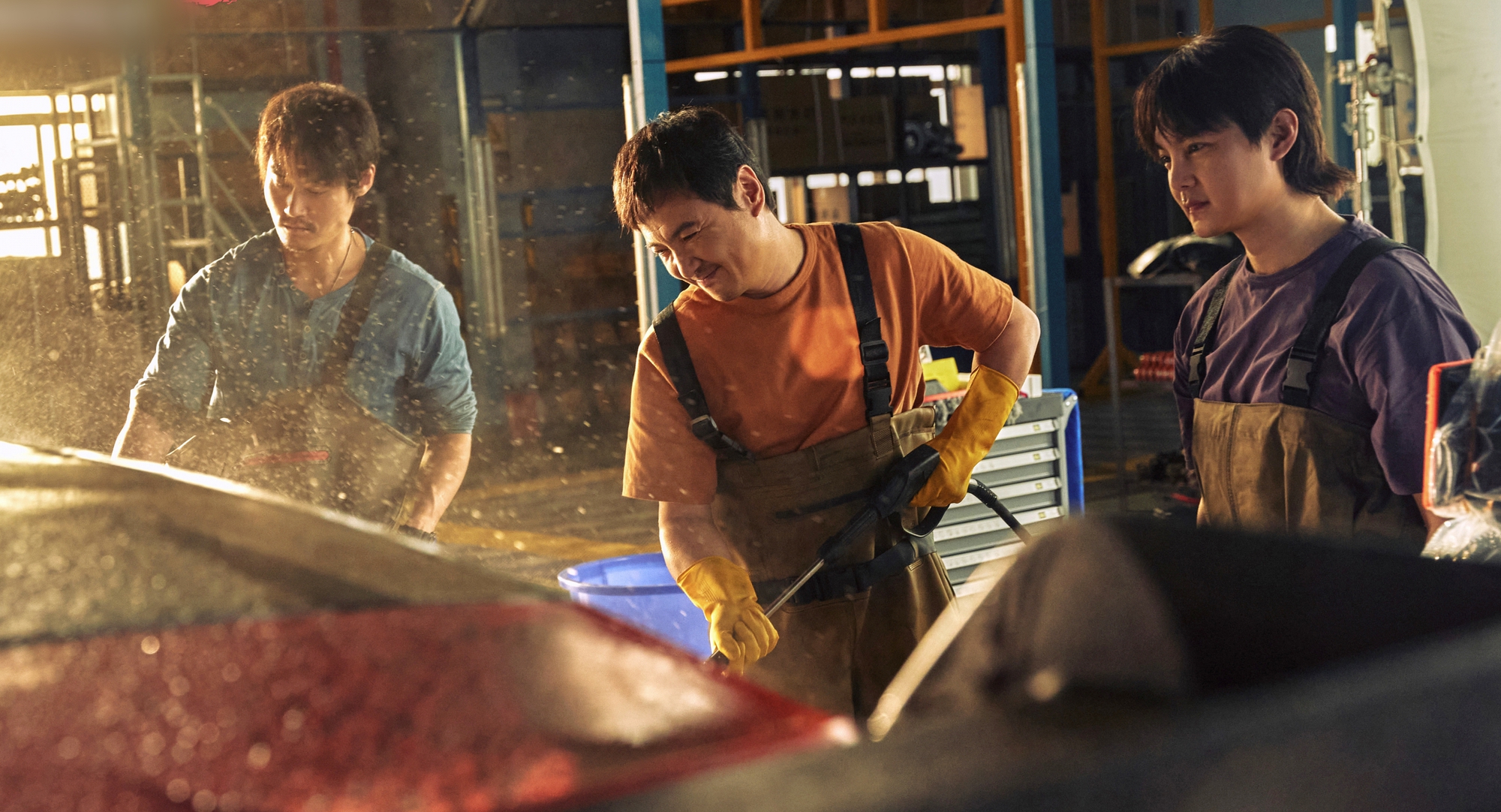 Phim Tết mới chiếu 5 ng&agrave;y đ&atilde; kiếm 8.000 tỷ: Nam ch&iacute;nh nh&igrave;n mặt đ&atilde; thấy buồn cười, ai muốn may mắn nhất định phải xem- Ảnh 4.