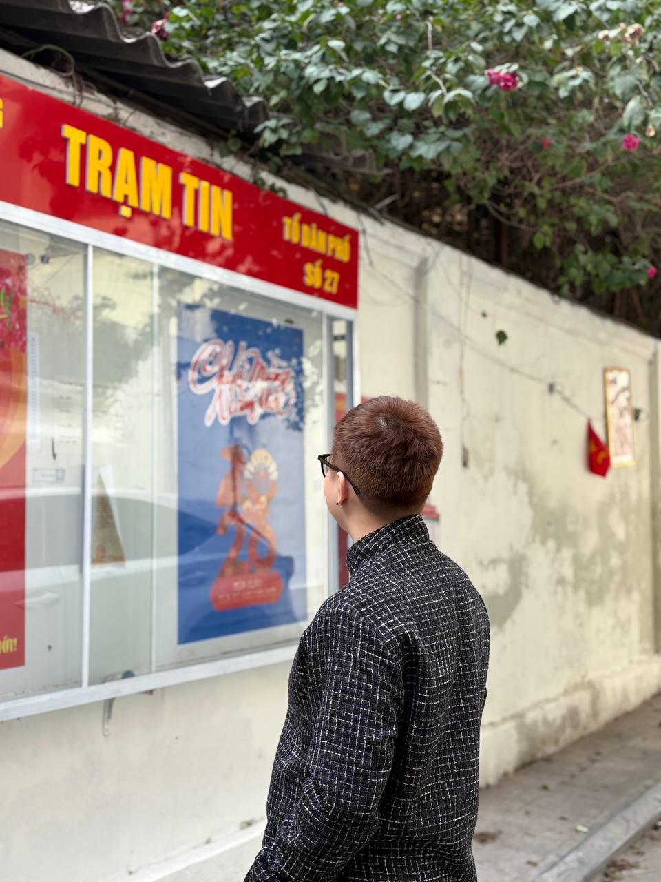 M&ugrave;ng 7 đi l&agrave;m trở lại nhưng m&ugrave;ng 10 vẫn &ocirc;m laptop v&agrave; 