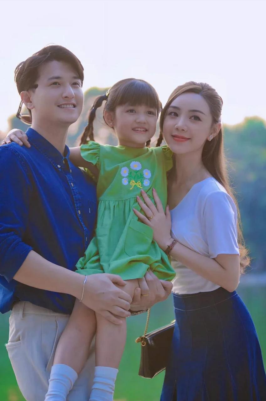 Cặp đ&ocirc;i Vbiz c&ocirc;ng khai &acirc;u yếm giữa phố g&acirc;y n&aacute;o loạn MXH, nh&agrave; g&aacute;i nhan sắc mỹ lệ v&ocirc; song- Ảnh 5.