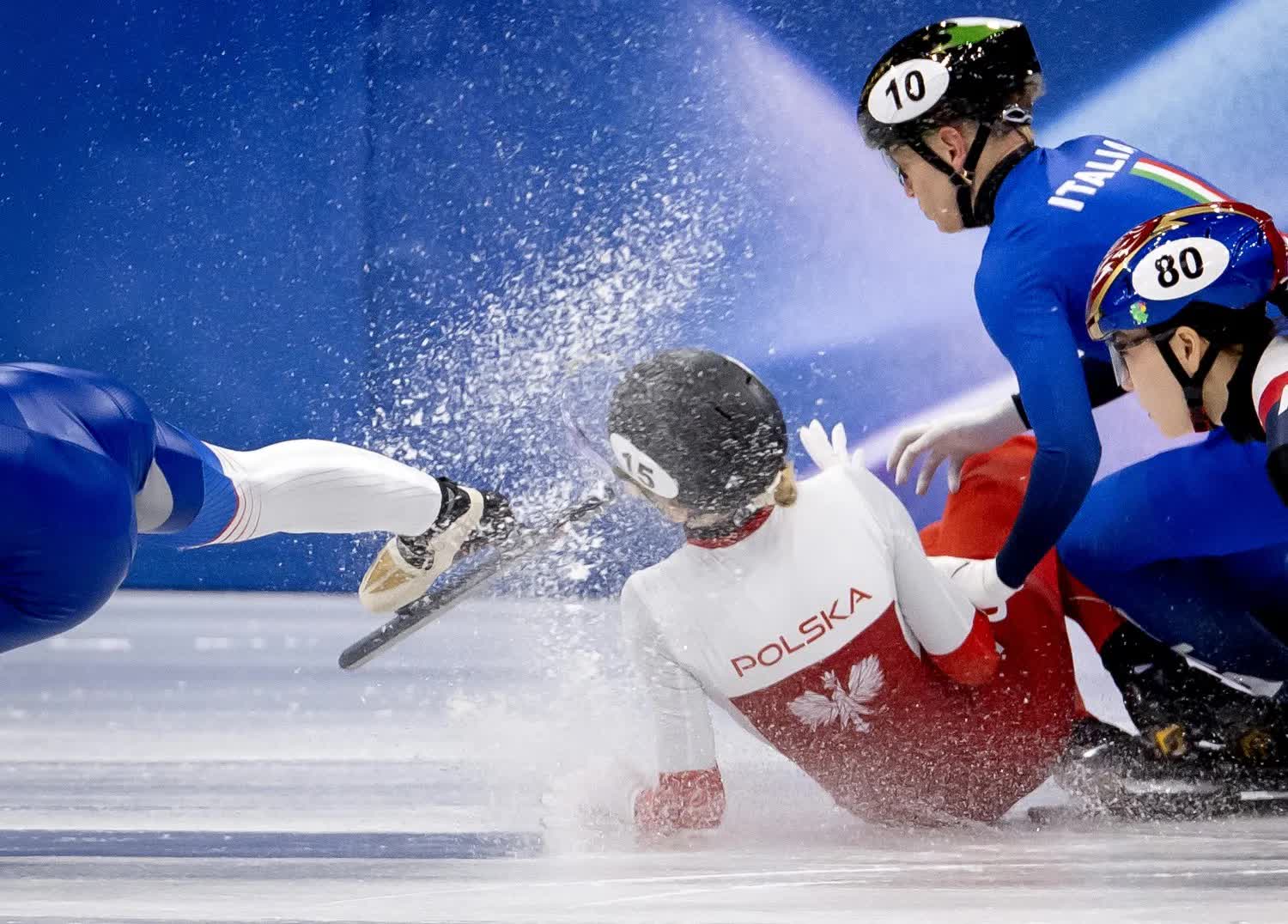 Kinh ho&agrave;ng Olympic: VĐV bị gi&agrave;y của đối thủ cứa v&agrave;o mắt, buộc nằm c&aacute;ng rời s&acirc;n- Ảnh 3.