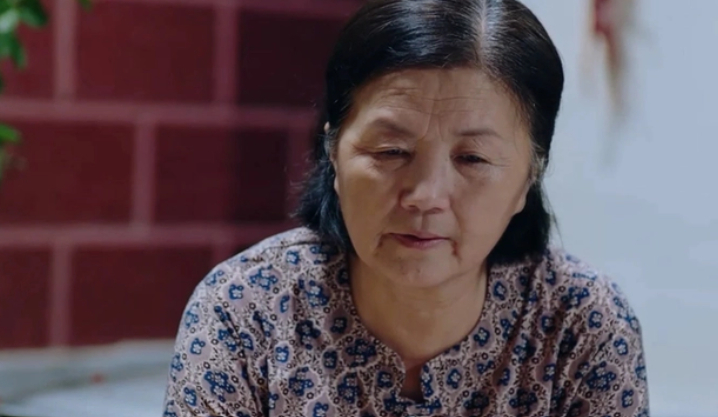 Tết về quê biếu bố mẹ chồng 26 triệu đồng sửa nhà, vừa bước vào phòng ngủ, con dâu lập tức đặt vé về lại thành phố- Ảnh 1.