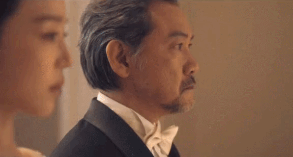 Phát hiện 1 phu nhân tỷ phú dùng bằng Oxford giả, nhẫn kim cương giả, và cả danh tính cũng... giả!- Ảnh 1. Nhẫn giả vẫn hóa thật nếu đeo trên tay vợ tỷ phú: Khi địa vị