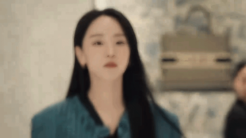 Phát hiện 1 phu nhân tỷ phú dùng bằng Oxford giả, nhẫn kim cương giả, và cả danh tính cũng... giả!- Ảnh 2. Nhẫn giả vẫn hóa thật nếu đeo trên tay vợ tỷ phú: Khi địa vị