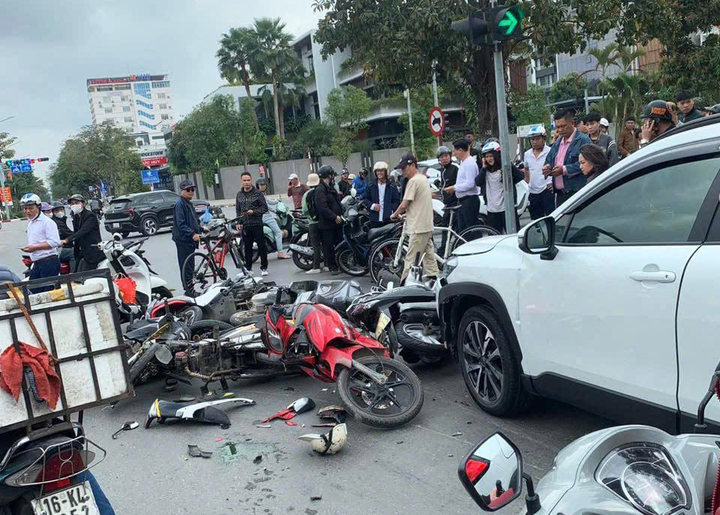 Ô tô tông loạt xe máy đang dừng đèn đỏ ở Hải Phòng, hai người nhập viện- Ảnh 1.