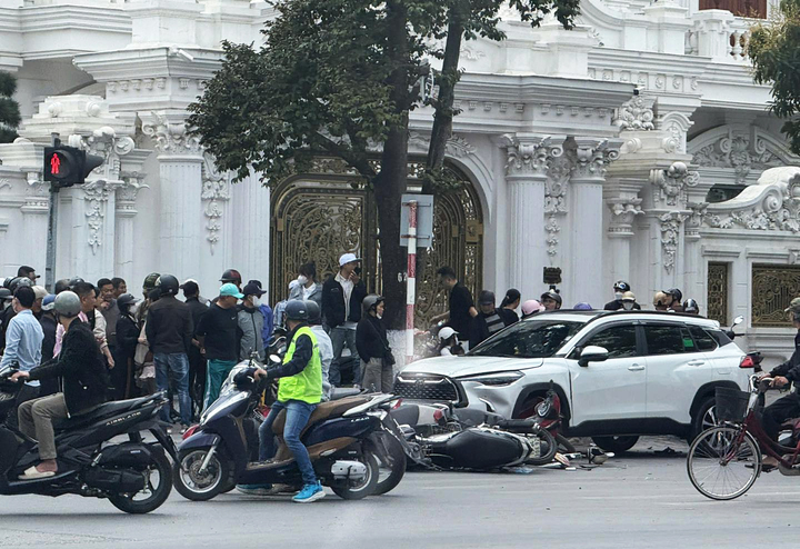 Ô tô tông loạt xe máy đang dừng đèn đỏ ở Hải Phòng, hai người nhập viện- Ảnh 2.