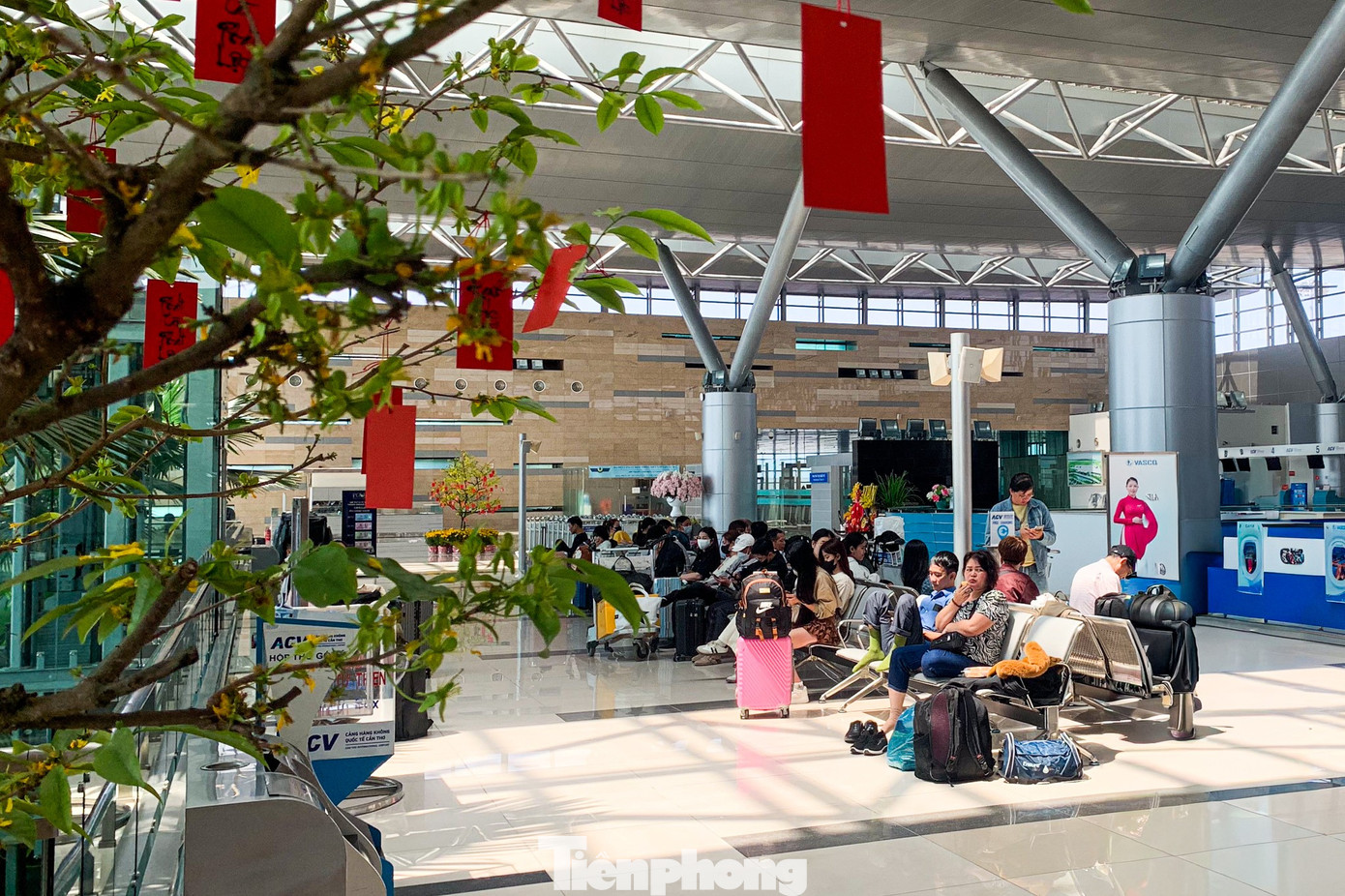 S&acirc;n bay Nội B&agrave;i, Cần Thơ đ&ocirc;ng nghẹt m&ugrave;ng 4 Tết- Ảnh 10.