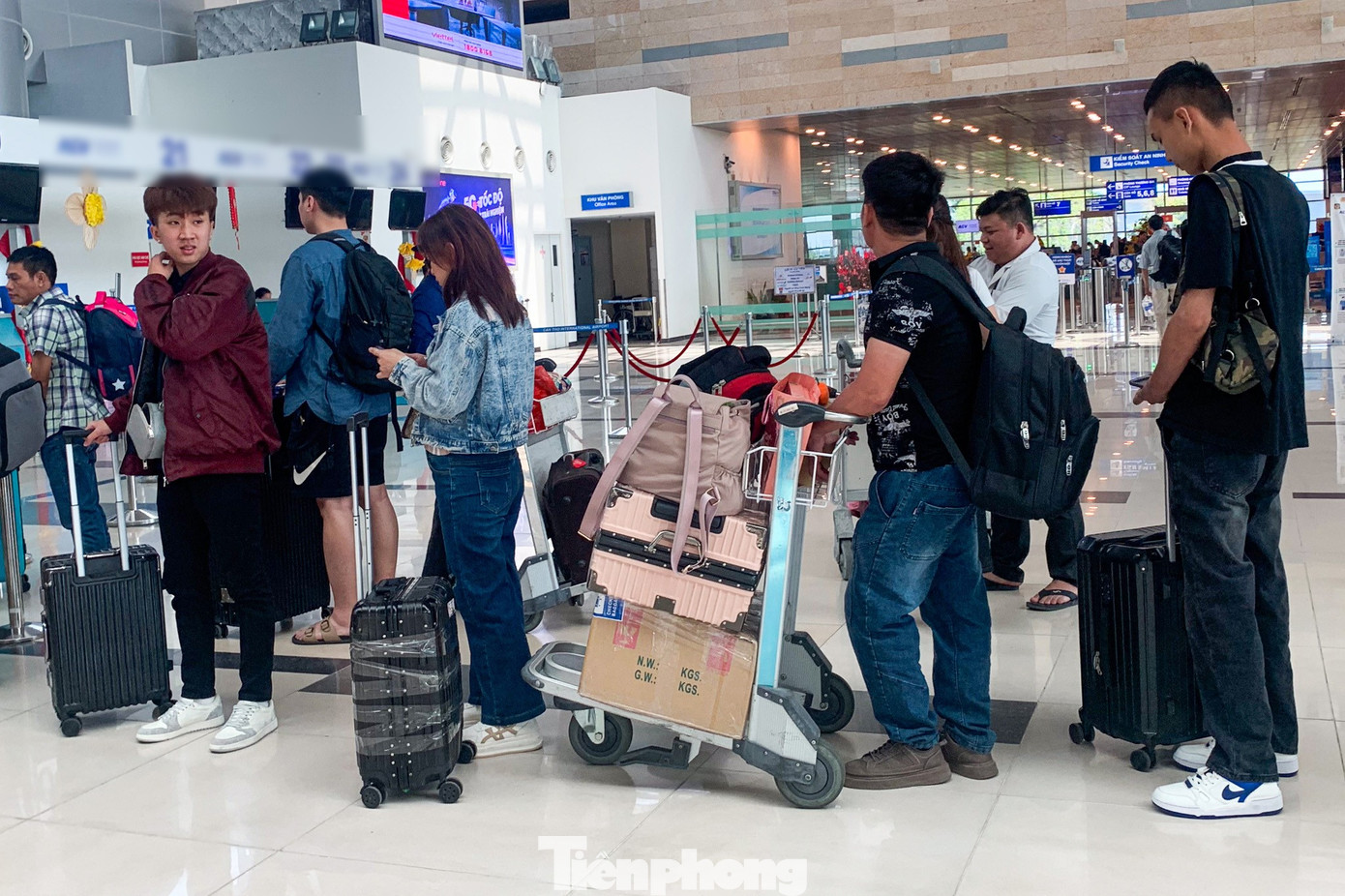 S&acirc;n bay Nội B&agrave;i, Cần Thơ đ&ocirc;ng nghẹt m&ugrave;ng 4 Tết- Ảnh 8.