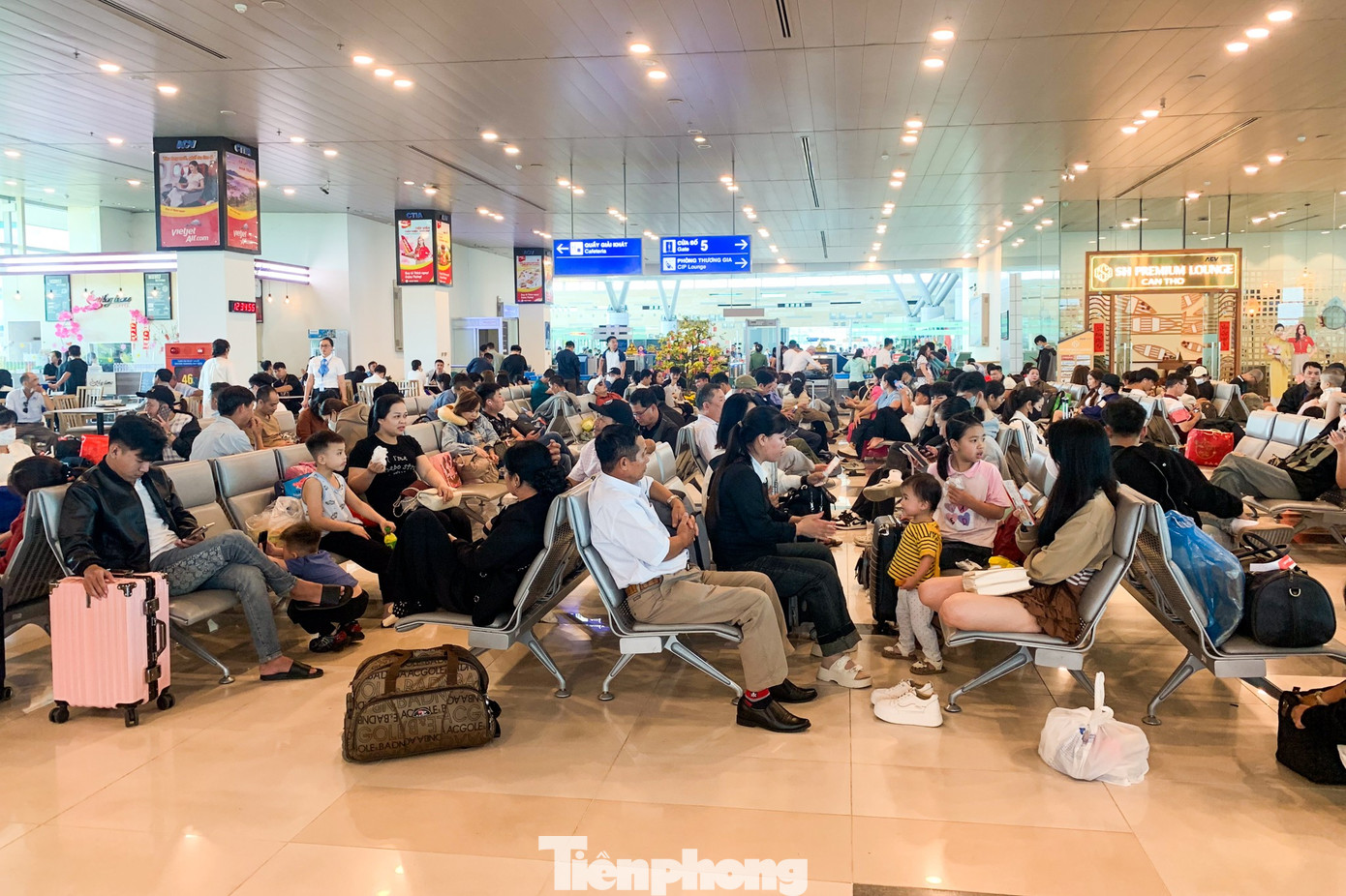 S&acirc;n bay Nội B&agrave;i, Cần Thơ đ&ocirc;ng nghẹt m&ugrave;ng 4 Tết- Ảnh 12.