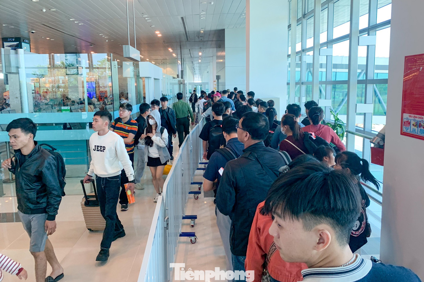 S&acirc;n bay Nội B&agrave;i, Cần Thơ đ&ocirc;ng nghẹt m&ugrave;ng 4 Tết- Ảnh 13.