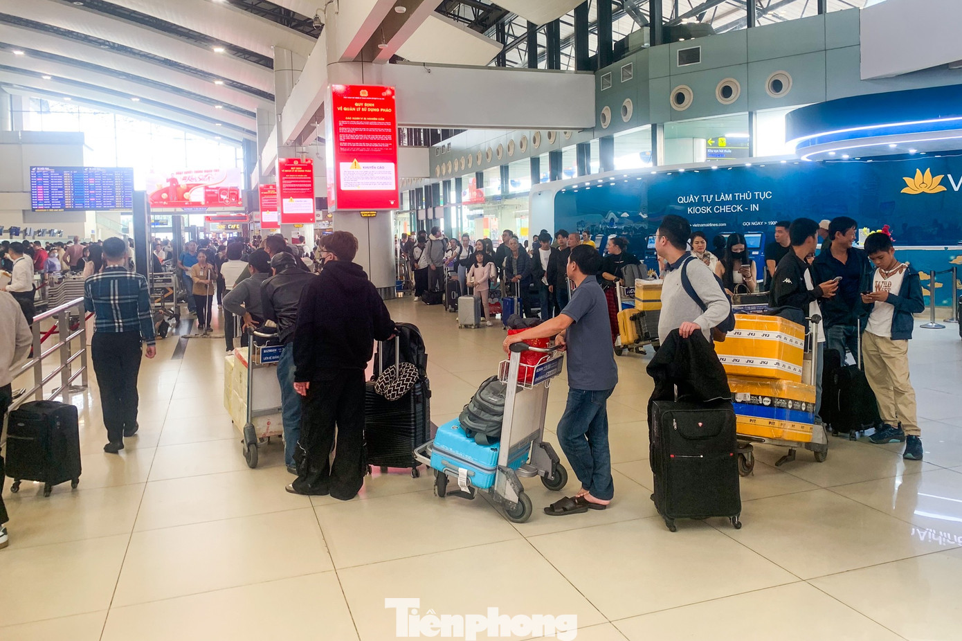 S&acirc;n bay Nội B&agrave;i, Cần Thơ đ&ocirc;ng nghẹt m&ugrave;ng 4 Tết- Ảnh 4.