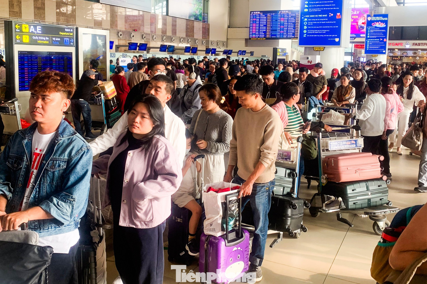 S&acirc;n bay Nội B&agrave;i, Cần Thơ đ&ocirc;ng nghẹt m&ugrave;ng 4 Tết- Ảnh 1.