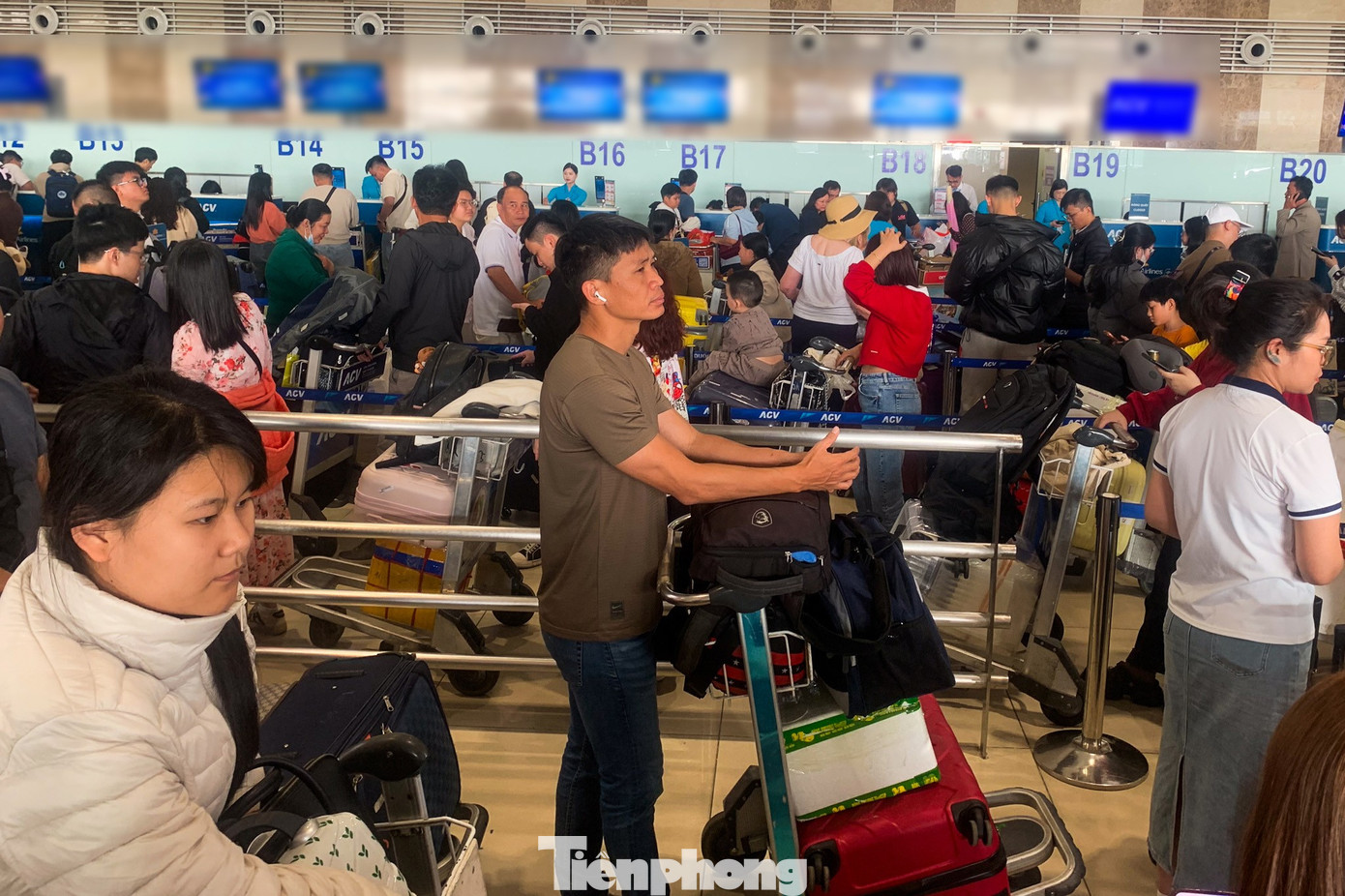 S&acirc;n bay Nội B&agrave;i, Cần Thơ đ&ocirc;ng nghẹt m&ugrave;ng 4 Tết- Ảnh 2.