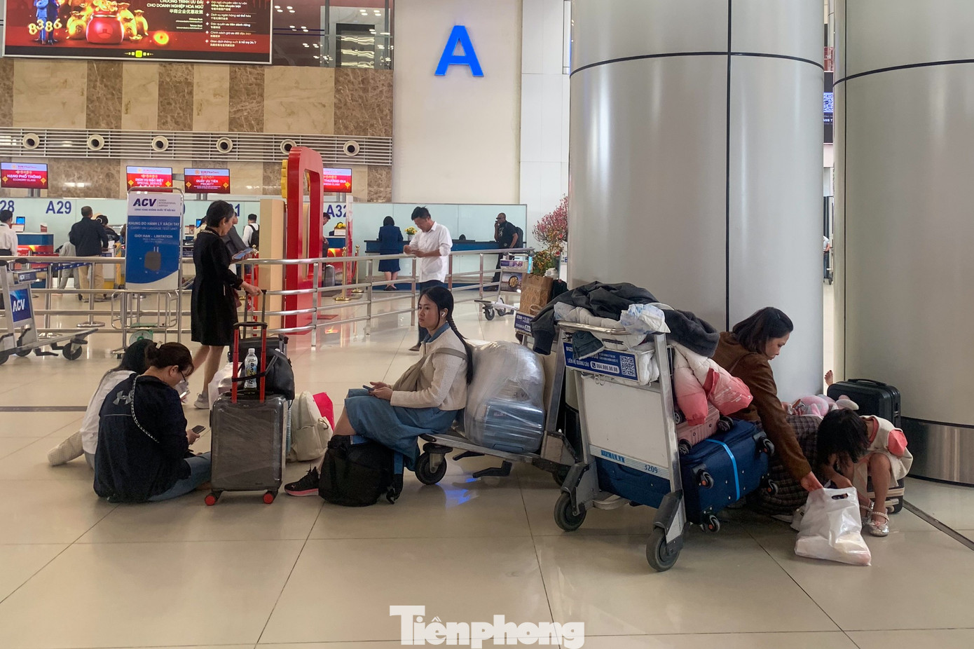 S&acirc;n bay Nội B&agrave;i, Cần Thơ đ&ocirc;ng nghẹt m&ugrave;ng 4 Tết- Ảnh 5.