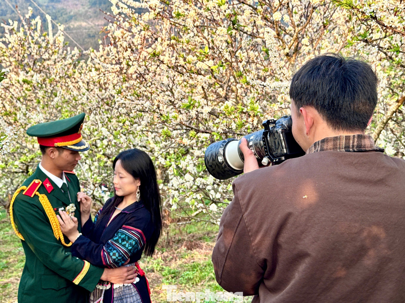 Kiếm bộn tiền nhờ dịch vụ &ldquo;sống ảo&rdquo; ăn theo m&ugrave;a hoa Mộc Ch&acirc;u- Ảnh 15.