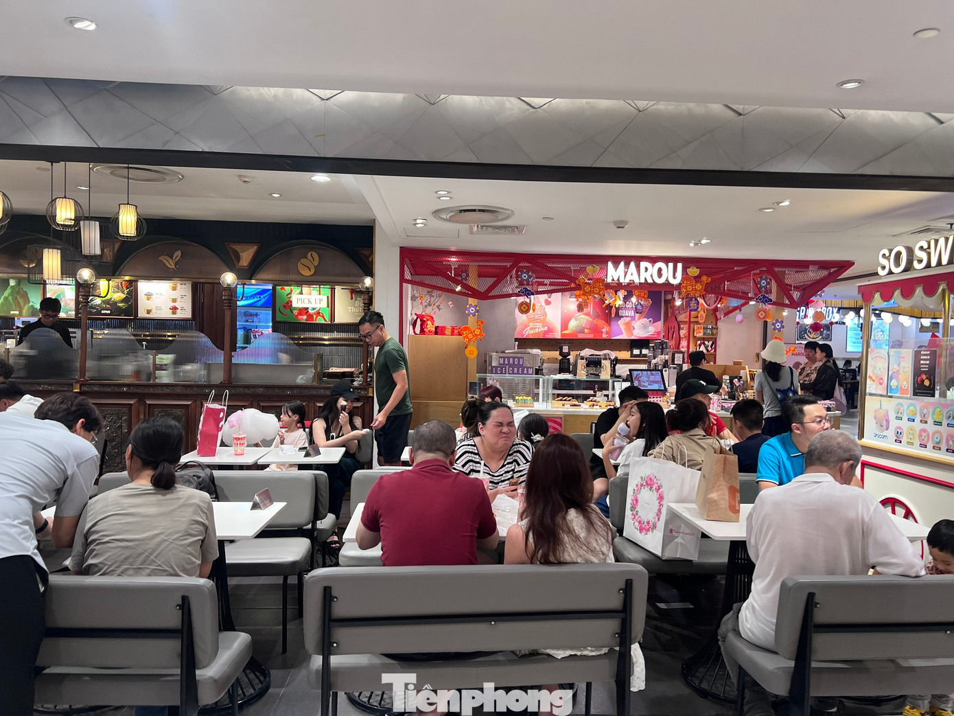 H&agrave;ng qu&aacute;n ở trung t&acirc;m thương mại đ&ocirc;ng nghịt kh&aacute;ch M&ugrave;ng 5 Tết- Ảnh 9.