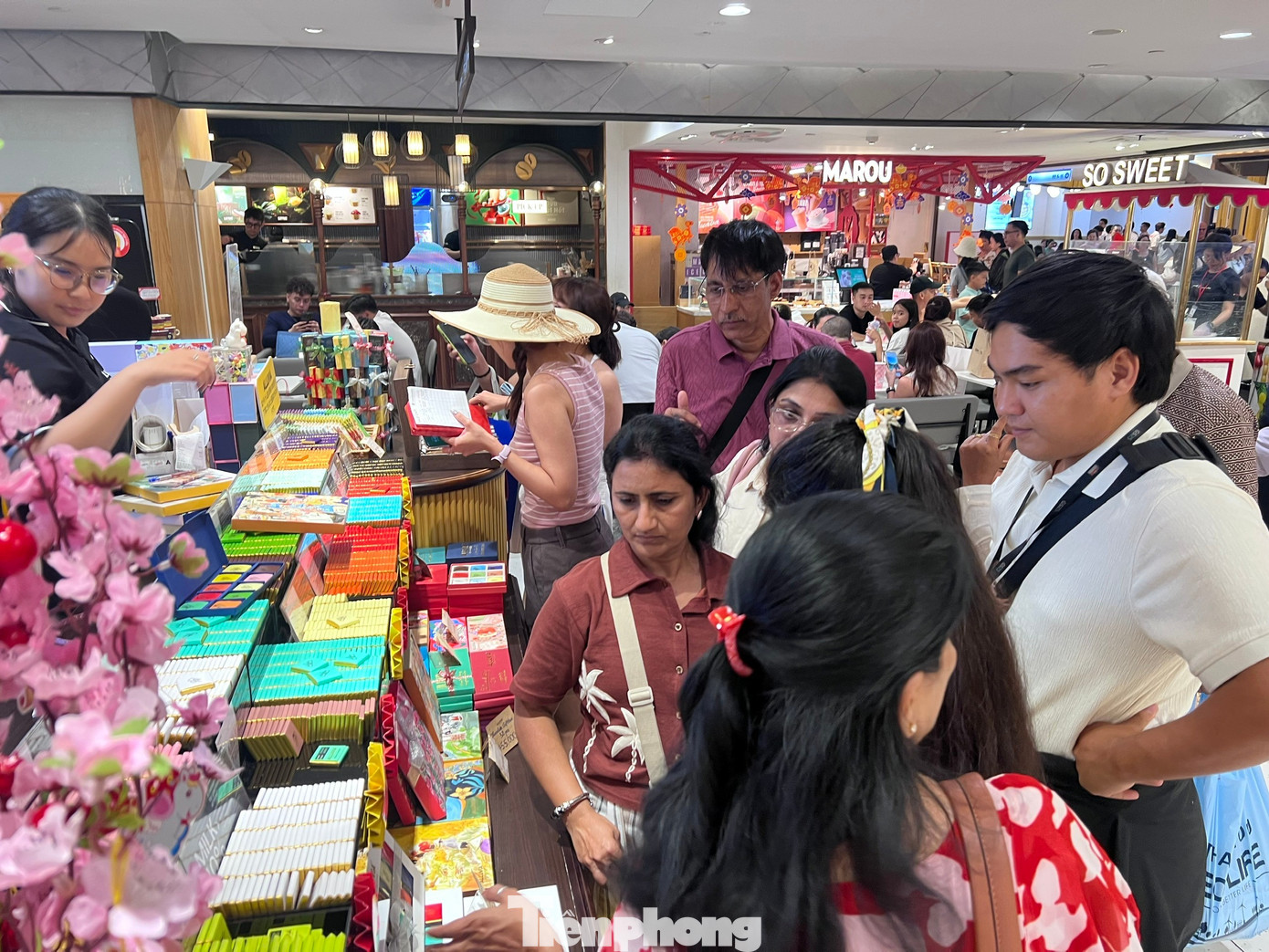 H&agrave;ng qu&aacute;n ở trung t&acirc;m thương mại đ&ocirc;ng nghịt kh&aacute;ch M&ugrave;ng 5 Tết- Ảnh 7.