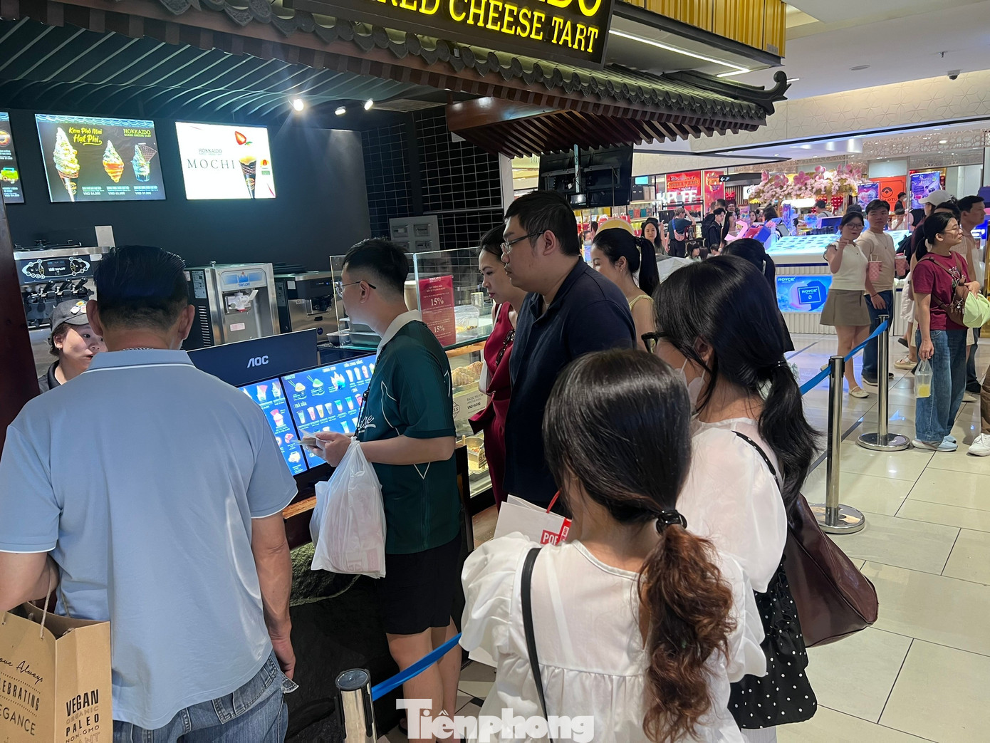 H&agrave;ng qu&aacute;n ở trung t&acirc;m thương mại đ&ocirc;ng nghịt kh&aacute;ch M&ugrave;ng 5 Tết- Ảnh 5.