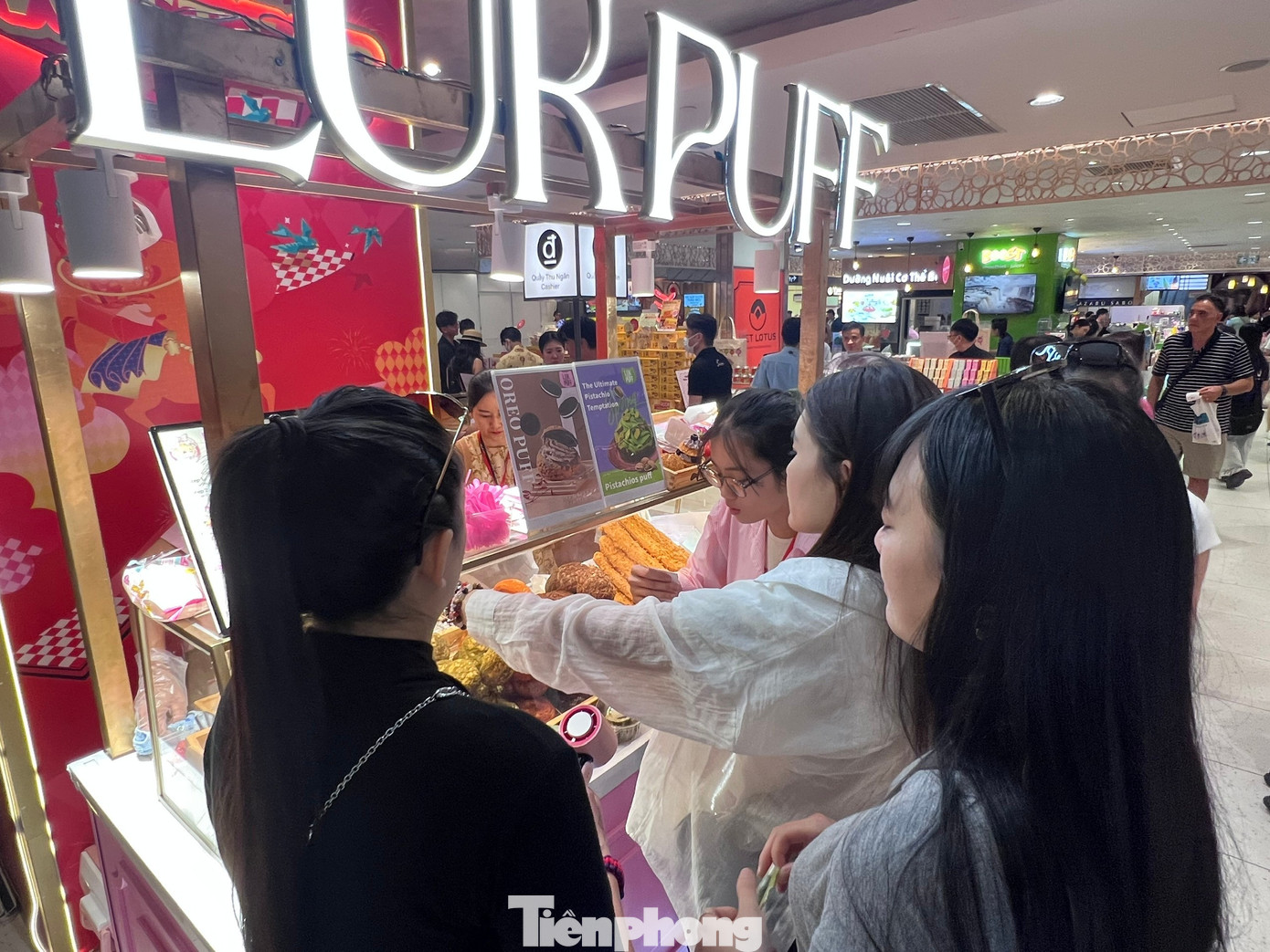 H&agrave;ng qu&aacute;n ở trung t&acirc;m thương mại đ&ocirc;ng nghịt kh&aacute;ch M&ugrave;ng 5 Tết- Ảnh 6.