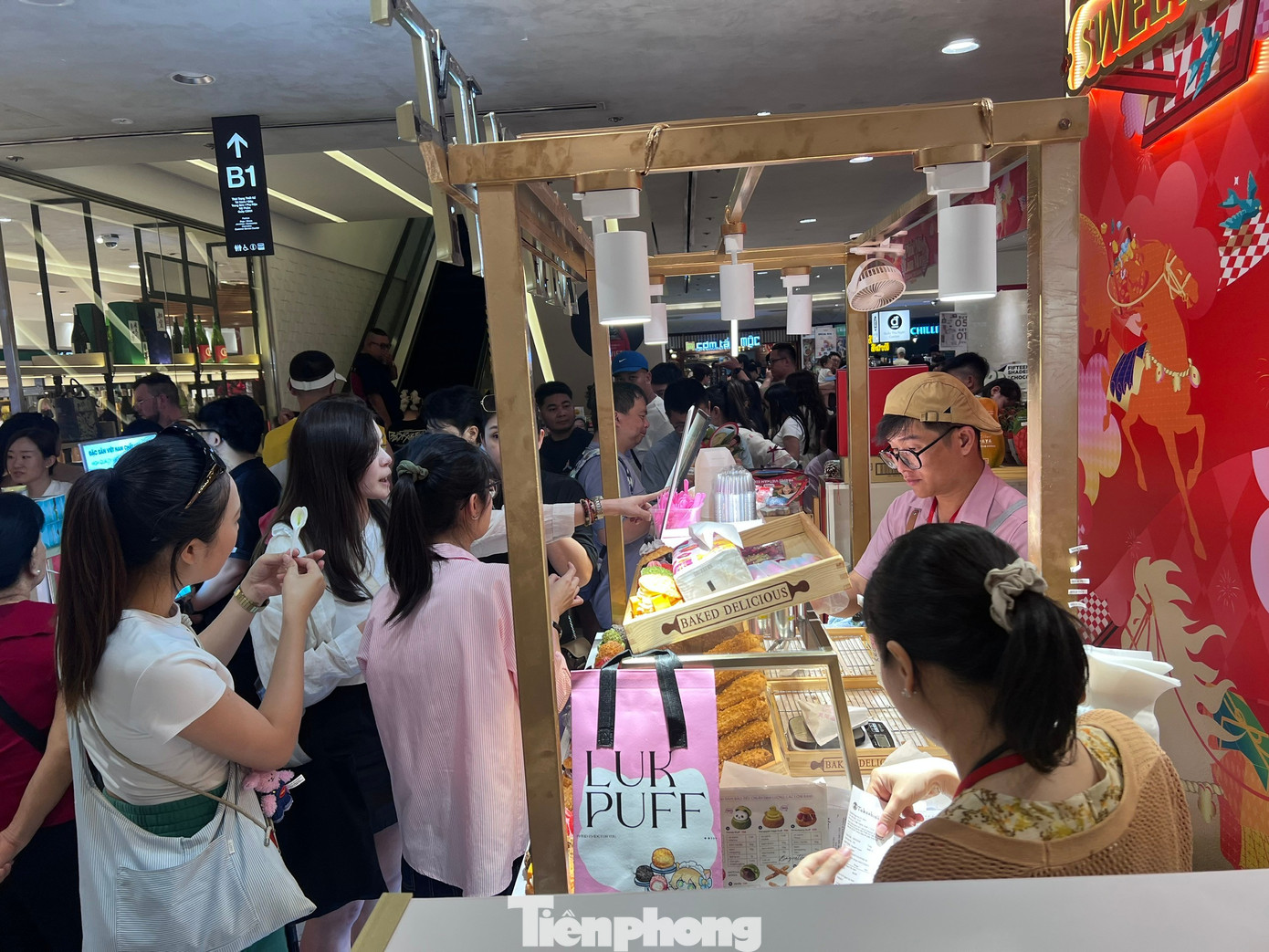 H&agrave;ng qu&aacute;n ở trung t&acirc;m thương mại đ&ocirc;ng nghịt kh&aacute;ch M&ugrave;ng 5 Tết- Ảnh 4.