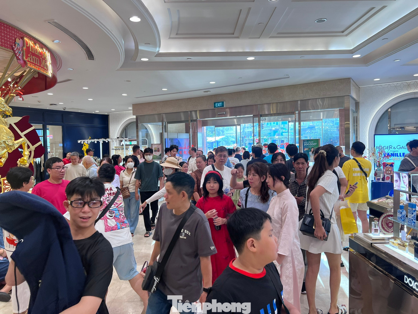 H&agrave;ng qu&aacute;n ở trung t&acirc;m thương mại đ&ocirc;ng nghịt kh&aacute;ch M&ugrave;ng 5 Tết- Ảnh 12.
