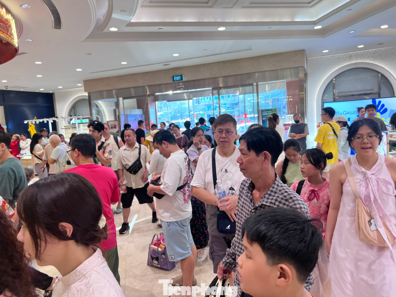 H&agrave;ng qu&aacute;n ở trung t&acirc;m thương mại đ&ocirc;ng nghịt kh&aacute;ch M&ugrave;ng 5 Tết- Ảnh 11.