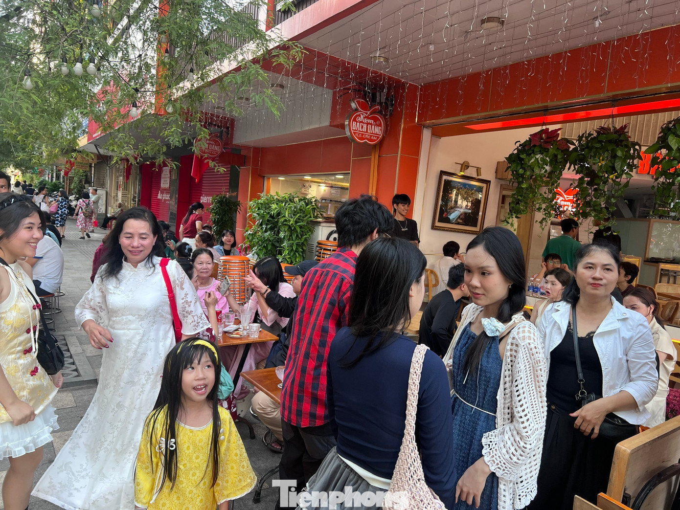 H&agrave;ng qu&aacute;n ở trung t&acirc;m thương mại đ&ocirc;ng nghịt kh&aacute;ch M&ugrave;ng 5 Tết- Ảnh 13.