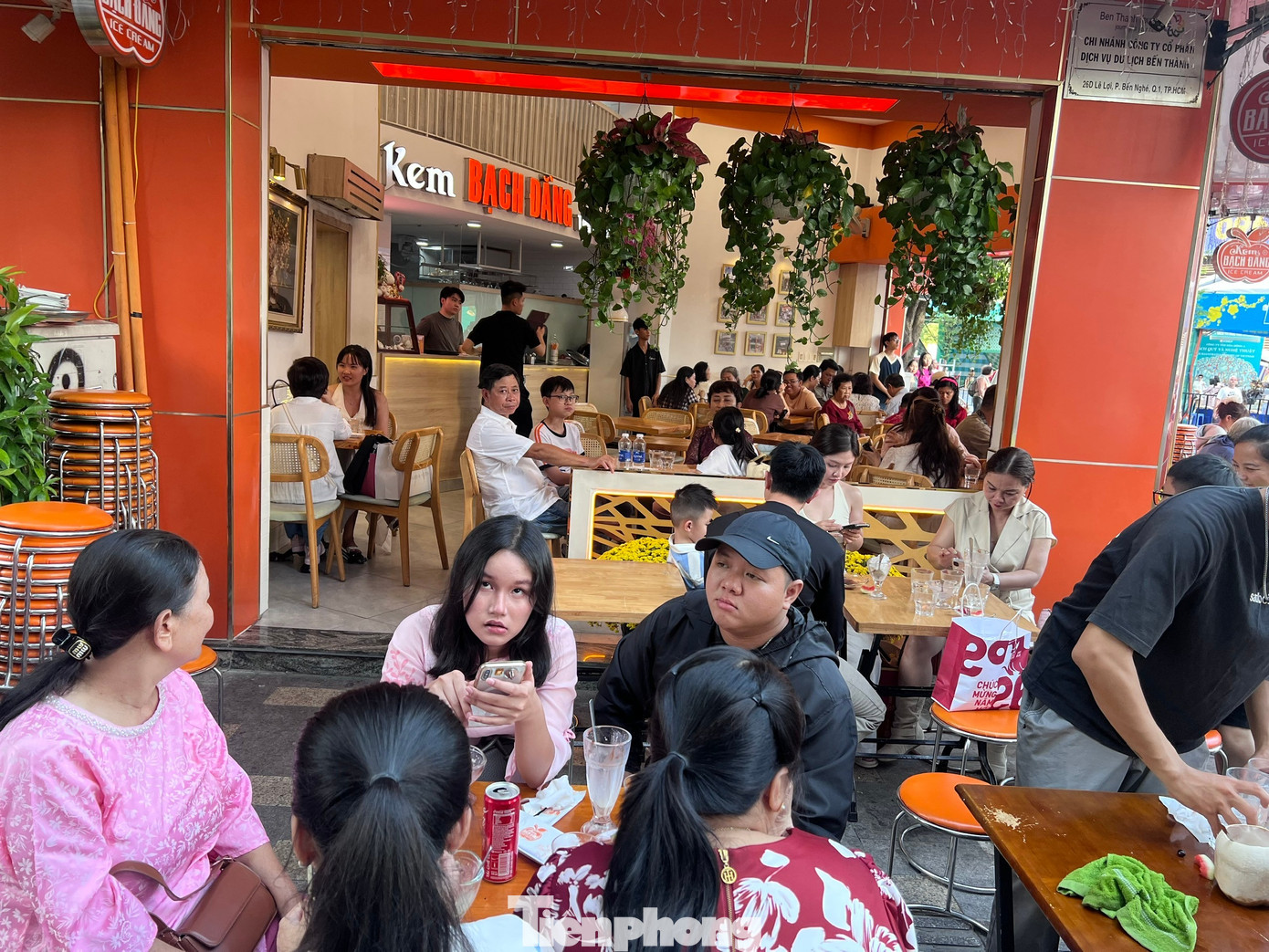 H&agrave;ng qu&aacute;n ở trung t&acirc;m thương mại đ&ocirc;ng nghịt kh&aacute;ch M&ugrave;ng 5 Tết- Ảnh 14.