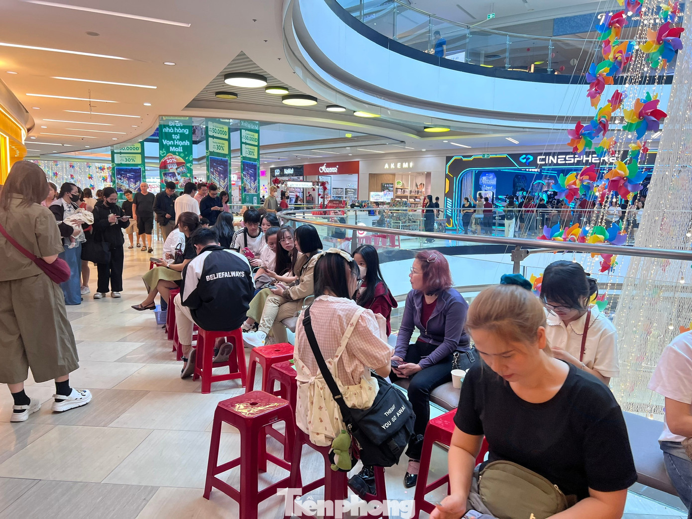 H&agrave;ng qu&aacute;n ở trung t&acirc;m thương mại đ&ocirc;ng nghịt kh&aacute;ch M&ugrave;ng 5 Tết- Ảnh 3.