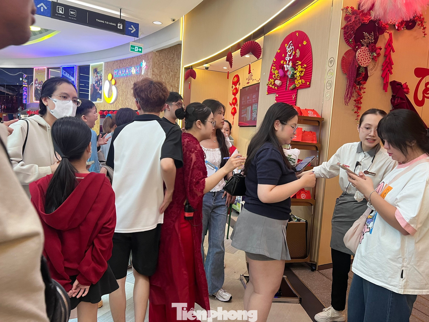 H&agrave;ng qu&aacute;n ở trung t&acirc;m thương mại đ&ocirc;ng nghịt kh&aacute;ch M&ugrave;ng 5 Tết- Ảnh 2.
