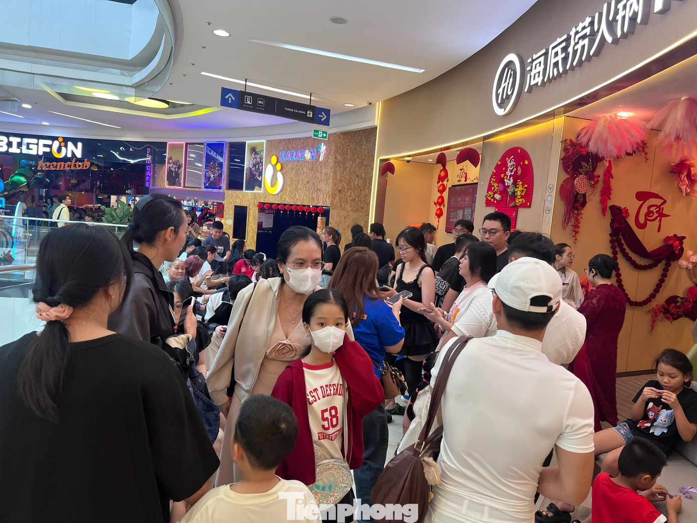 H&agrave;ng qu&aacute;n ở trung t&acirc;m thương mại đ&ocirc;ng nghịt kh&aacute;ch M&ugrave;ng 5 Tết- Ảnh 1.