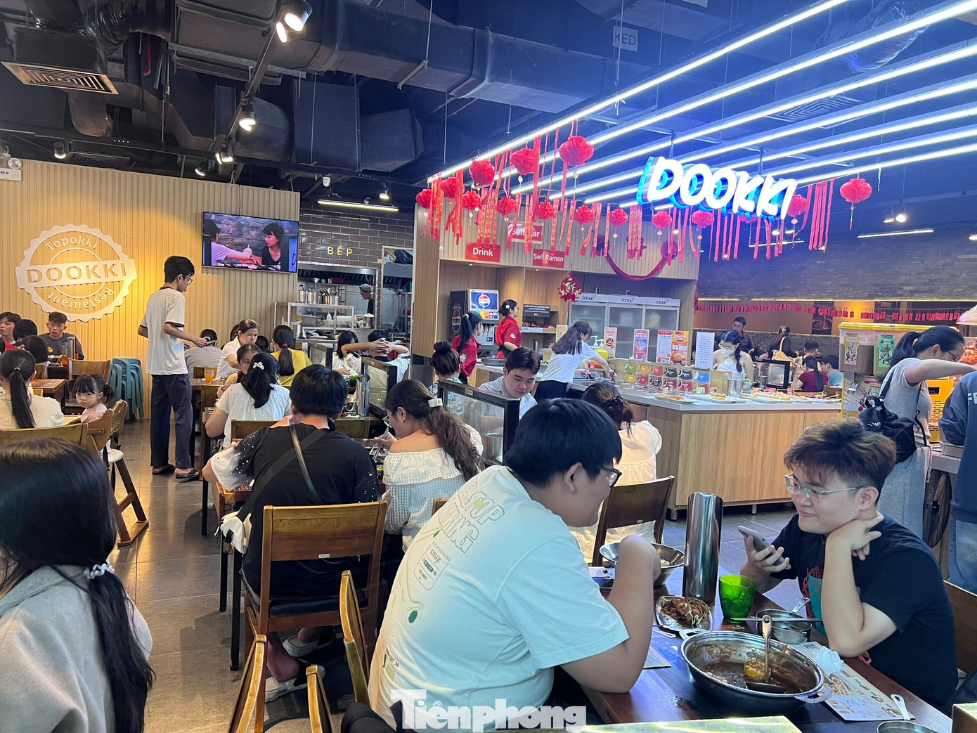 H&agrave;ng qu&aacute;n ở trung t&acirc;m thương mại đ&ocirc;ng nghịt kh&aacute;ch M&ugrave;ng 5 Tết- Ảnh 8.