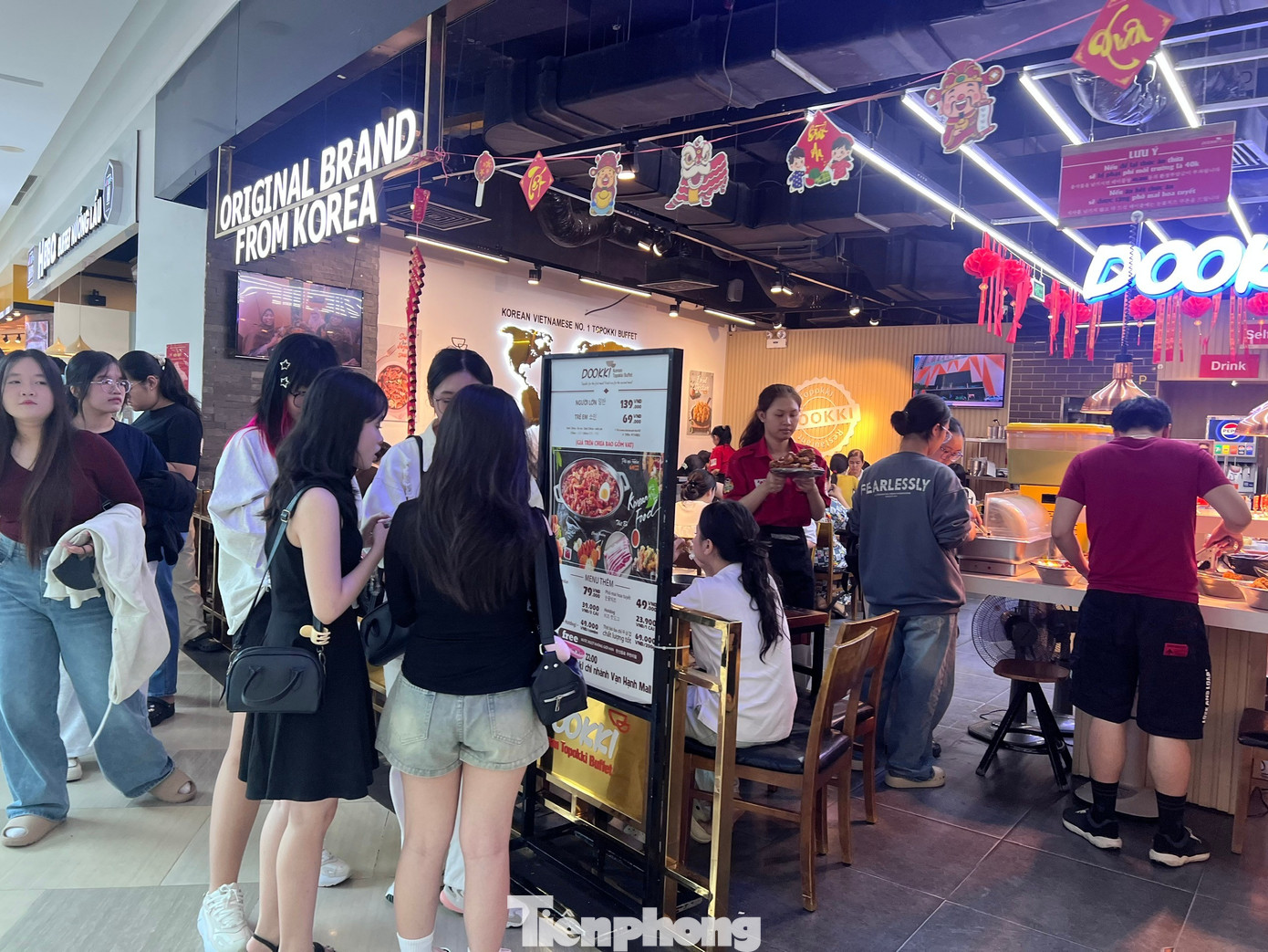 H&agrave;ng qu&aacute;n ở trung t&acirc;m thương mại đ&ocirc;ng nghịt kh&aacute;ch M&ugrave;ng 5 Tết- Ảnh 10.