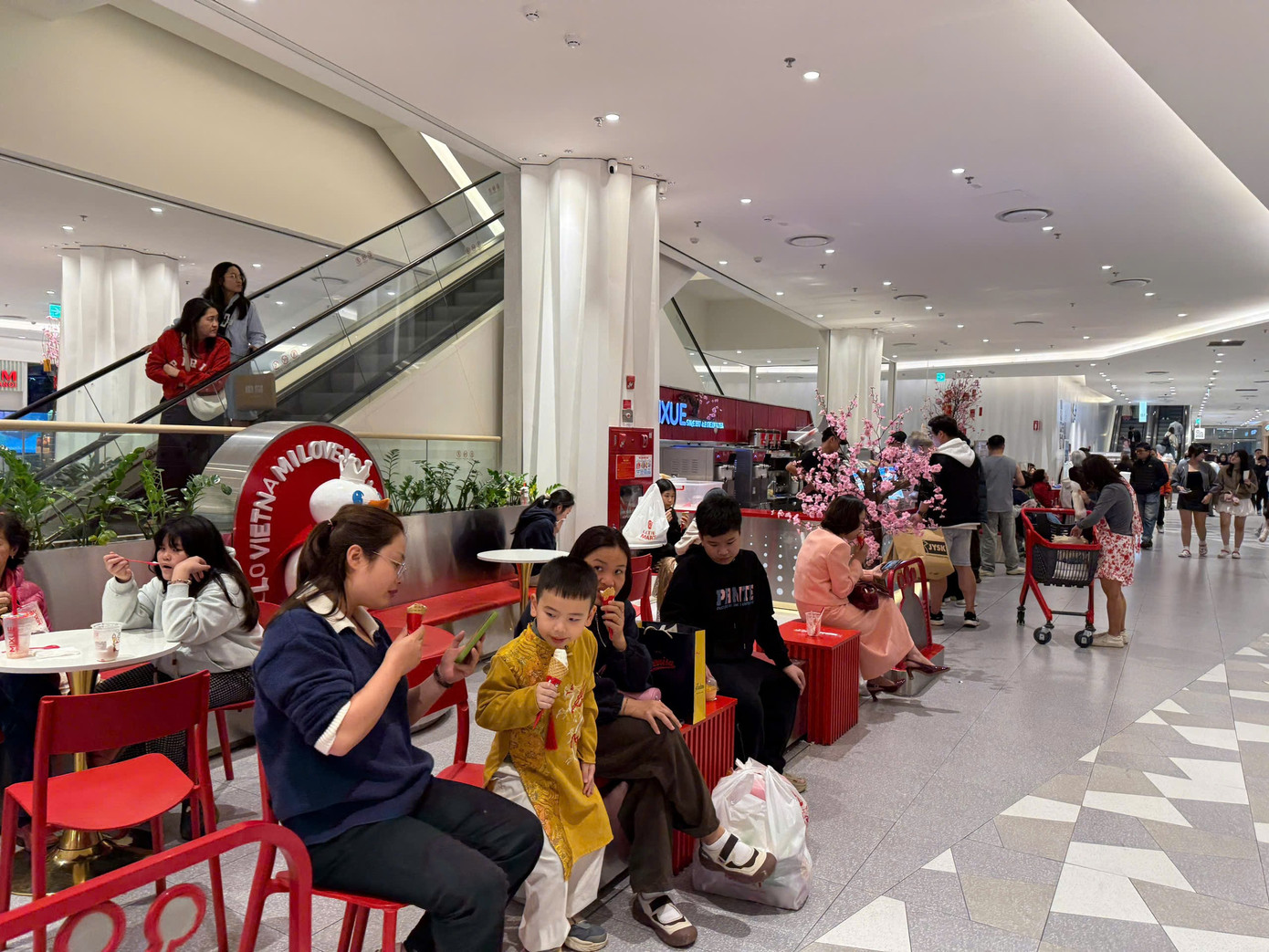 H&agrave; Nội: Xếp h&agrave;ng ăn phở, uống c&agrave; ph&ecirc; 'giải ngấy' ng&agrave;y Tết- Ảnh 5.