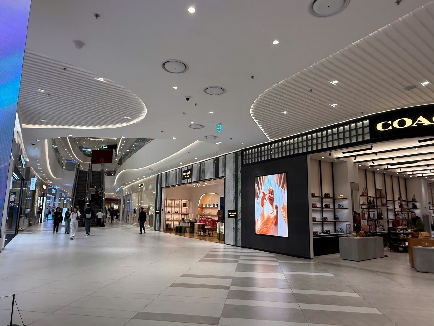 H&agrave; Nội: Xếp h&agrave;ng ăn phở, uống c&agrave; ph&ecirc; 'giải ngấy' ng&agrave;y Tết- Ảnh 9.