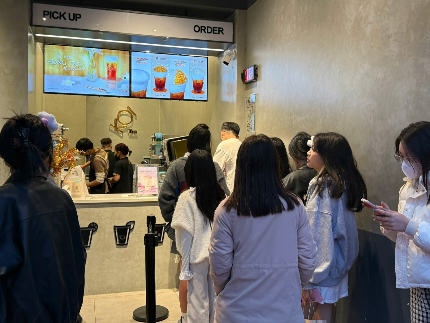 H&agrave; Nội: Xếp h&agrave;ng ăn phở, uống c&agrave; ph&ecirc; 'giải ngấy' ng&agrave;y Tết- Ảnh 6.