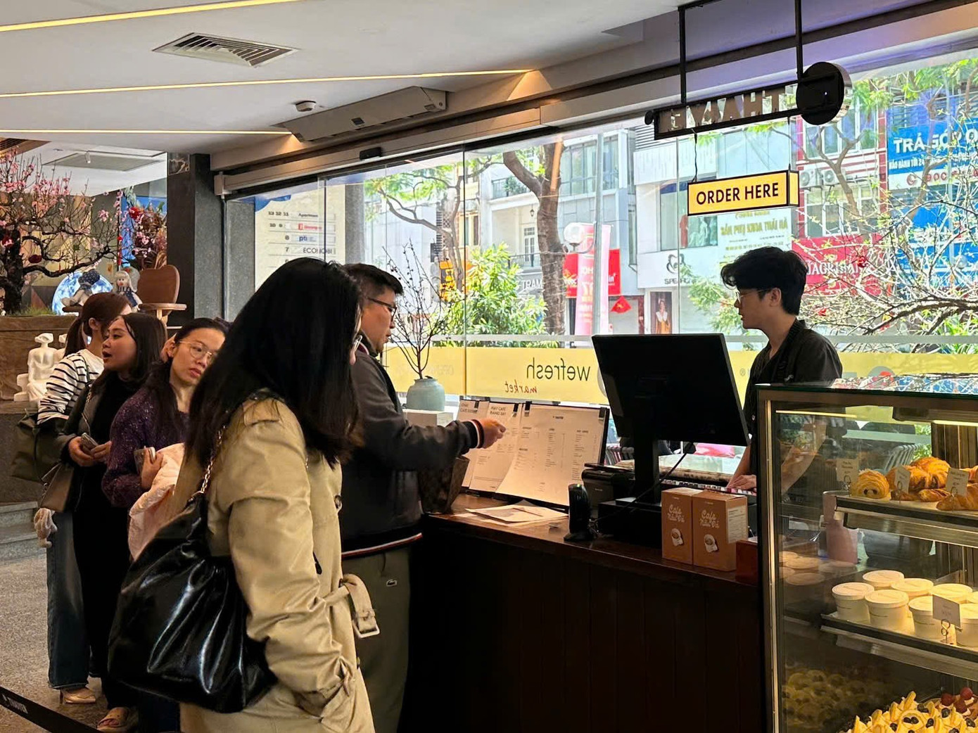 H&agrave; Nội: Xếp h&agrave;ng ăn phở, uống c&agrave; ph&ecirc; 'giải ngấy' ng&agrave;y Tết- Ảnh 3.