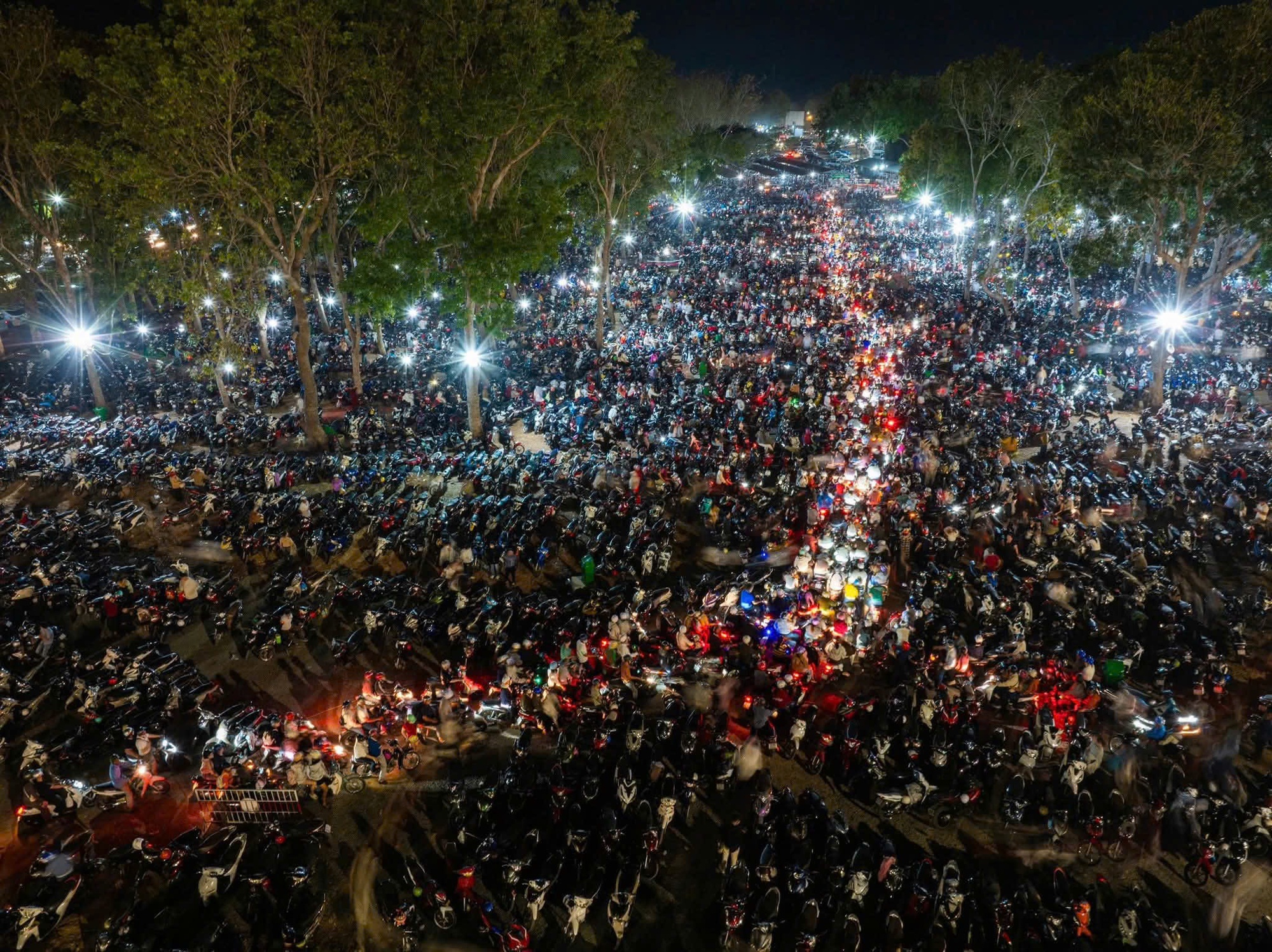 300.000 người đổ về Hội Xu&acirc;n n&uacute;i B&agrave; Đen năm 2026- Ảnh 5.