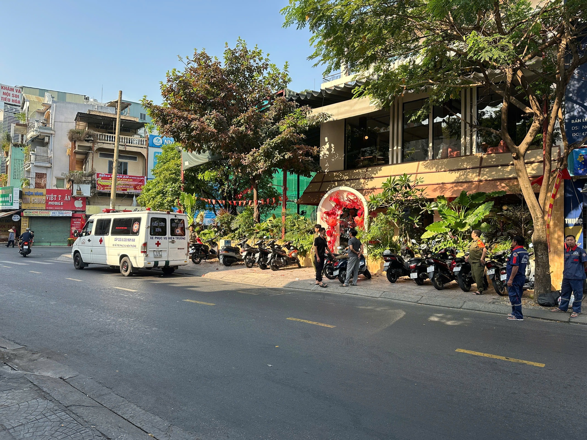 Phát hiện người đàn ông treo cổ tử vong trong quán cà phê ở TPHCM- Ảnh 1. Phát hiện người đàn ông treo cổ tử vong trong quán cà phê ở TPHCM- Ảnh 1.