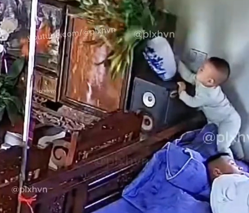 Đoạn video đang khiến cư d&acirc;n mạng Việt Nam "b&ugrave;ng nổ": Bố mẹ cư xử thế n&agrave;y, bảo sao gia đ&igrave;nh hạnh ph&uacute;c!- Ảnh 1.