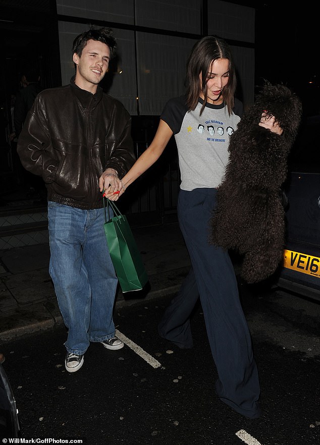 Beckham t&igrave;nh tứ nắm tay Victoria, tiểu thư Harper khoe visual s&aacute;ng bừng trong buổi tiệc xa hoa nhưng Brooklyn 