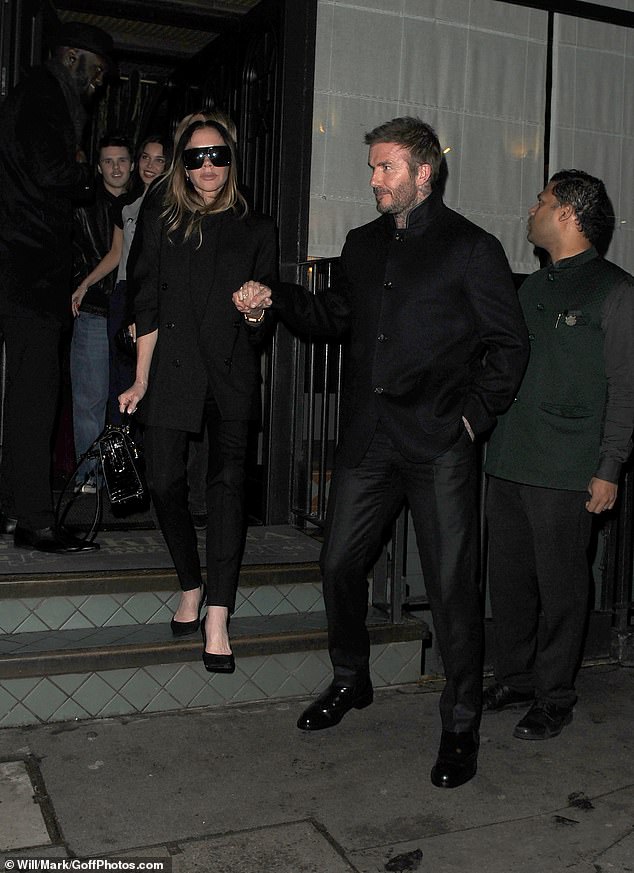 Beckham t&igrave;nh tứ nắm tay Victoria, tiểu thư Harper khoe visual s&aacute;ng bừng trong buổi tiệc xa hoa nhưng Brooklyn 