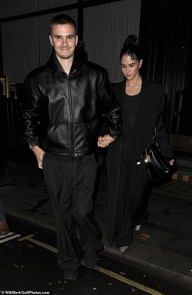 Beckham t&igrave;nh tứ nắm tay Victoria, tiểu thư Harper khoe visual s&aacute;ng bừng trong buổi tiệc xa hoa nhưng Brooklyn 