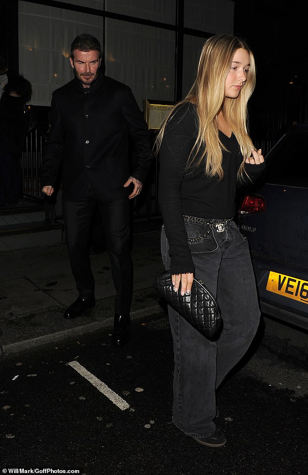 &ldquo;Cam thường&rdquo; bắt cận nhan sắc tiểu thư Harper Beckham, biểu cảm buồn b&atilde; giữa drama gia đ&igrave;nh g&acirc;y ch&uacute; &yacute;- Ảnh 1.