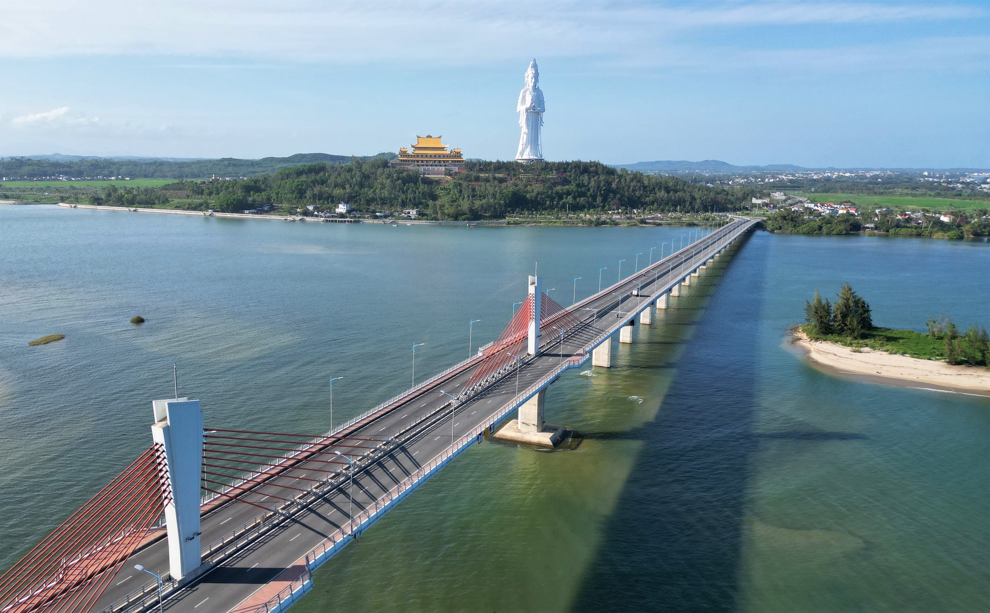 Cận cảnh ng&ocirc;i ch&ugrave;a c&oacute; tượng Quan &Acirc;m cao nhất Đ&ocirc;ng Nam &Aacute; ở Quảng Ng&atilde;i, từ đ&acirc;y c&oacute; thể nh&igrave;n thấy cả đảo L&yacute; Sơn- Ảnh 2.