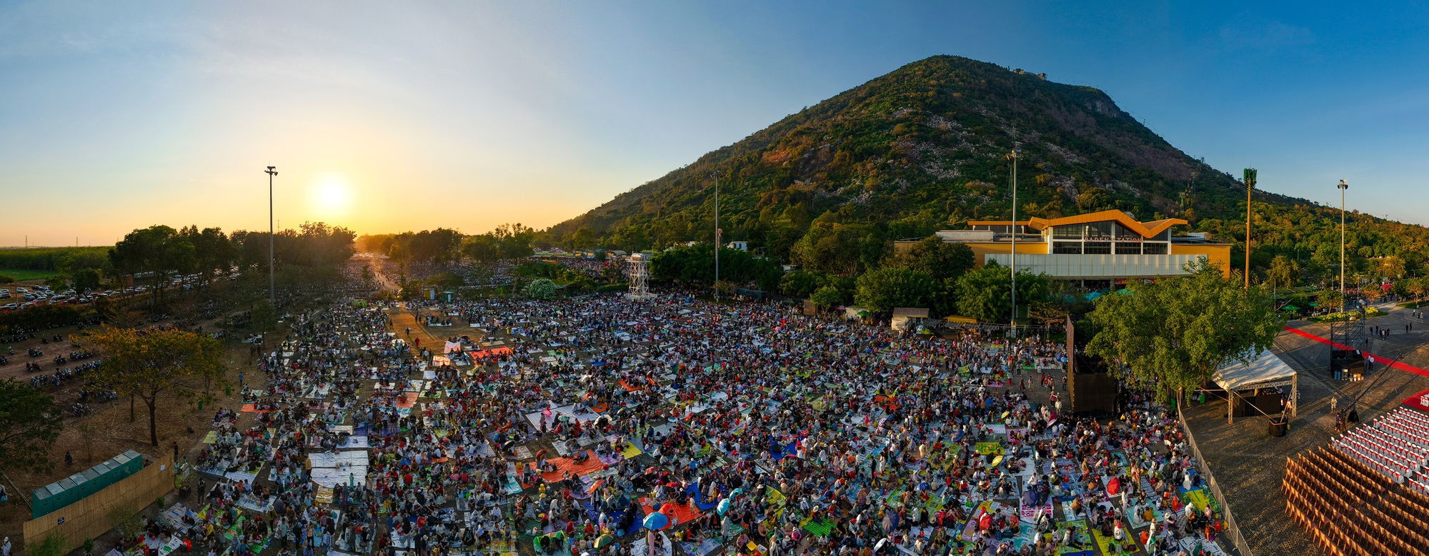 1 nơi ở Việt Nam h&uacute;t gần 157.000 lượt kh&aacute;ch trong 1 ng&agrave;y, ken đặc người 